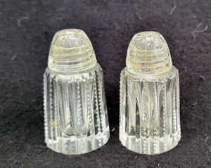 Coctelera de sal y pimienta de vidrio transparente vintage con tapas de vidrio de 2-1/4" de alto - Usada en excelente estado - Imagen 1 de 4