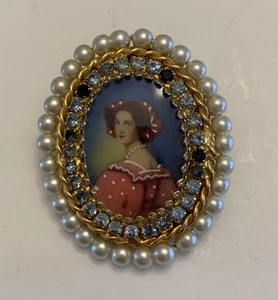 "Pin/colgante y cristales Hobe pintado a mano retrato de dama imitación semilla perla 1,75""" - Imagen 1 de 4