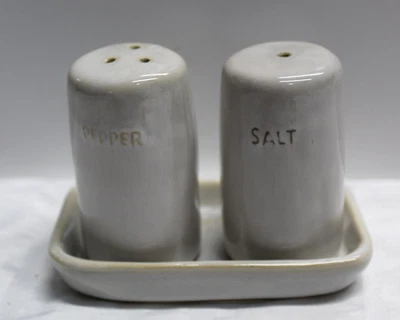 Juego de sal y pimienta de gres magnolia Hearth & Hand con bandeja nunca usado nuevo Foto 1 de 4