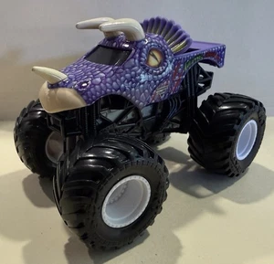 2022 Mattel Hot Wheels Monster Truck Jurassic Attack Triceratops Dinosaurier lila - Bild 1 von 15