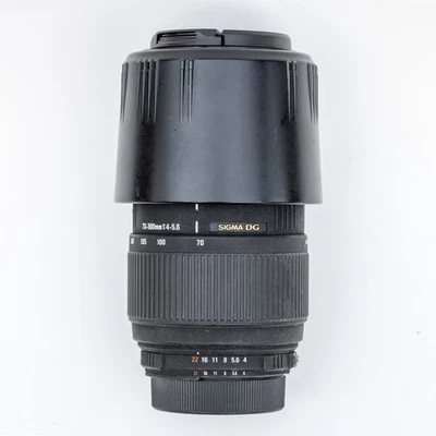 Sigma DG 70-300mm 1:4-5.6 Macro Zoom Lens for Nikon F Mount w/Lens Hood and caps - Image 1 of 4