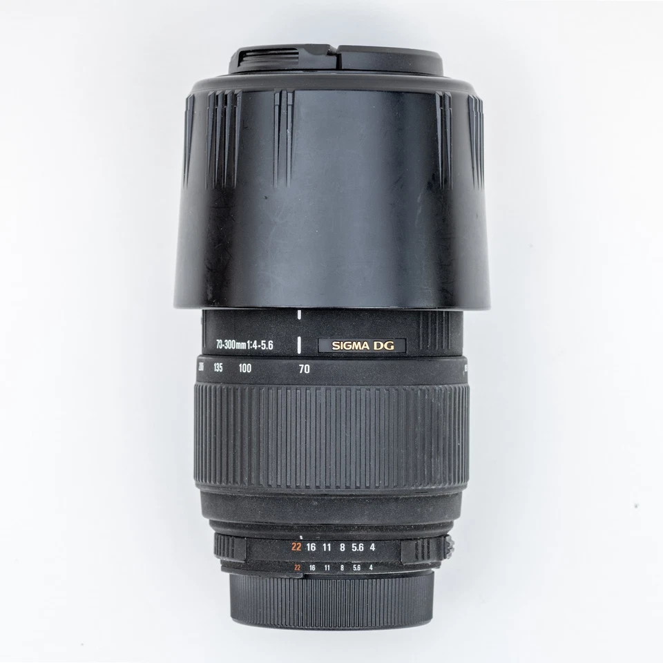 Sigma DG 70-300mm 1:4-5.6 Macro Zoom Lens for Nikon F Mount w/Lens Hood and caps - Image 1 of 4