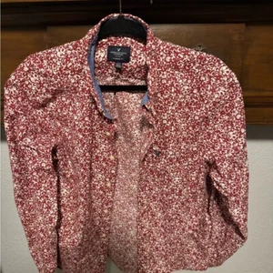 American Eagle Outfitters Red Floral Casual Button Down Shirt - Picture 1 of 3