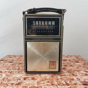 Radio portátil AM vintage General Electric P-1850A estado sólido AM - Imagen 1 de 8