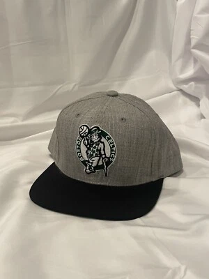 Mitchell & Ness NBA Boston Celtics Snapback gris con billete negro Foto 1 de 4