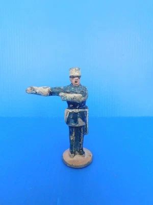 QUIRALU / LE MONDE CIVIL / LA POLICE  : AGENT DE POLICE FAISANT LA CIRCULATION - Photo 1/2