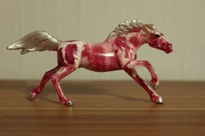 Breyer Pferd Modellpferd Stablemate OOAK Decorator Custom Repaint Mustang Rot - Bild 1 von 4