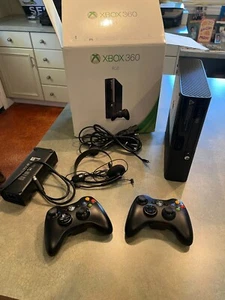 Microsoft XBox 360 4GB Black - Two Controllers and Original Packaging - Picture 1 of 8