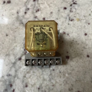 Idec RR3PA-U AC240V Relay with base - Picture 1 of 3