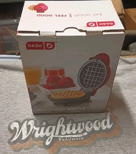 DASH 4" Mini Waffle Maker per Hash Browns, Keto Chaffles Superficie Antiaderente - Rosso - Foto 1 di 4