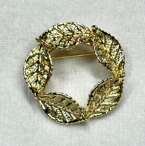 Brooch Gerry's Signed Small Gold Tone Textured Round Leaf Edged Wreath Vintage - Bild 1 von 4