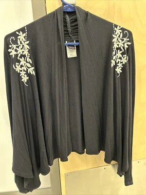 WRAPPER OPEN CARDIGAN SIZE S BLACK w/WHITE FLORAL EMBROIDERY ON SHOULDERS  Foto 1 de 4