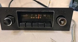 Datsun Hitatchi Pushbutton Radio AM A-401 1973-1979 620 pickup w/knobs faceplate - Foto 1 di 11