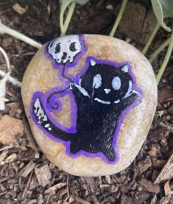 Arte acrílico pintado a mano roca “gato negro con calavera” decoración, regalo, Halloween Foto 1 de 3