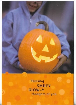 NUEVO Hallmark HALLOWEEN Card Boy con Pumpkin Thinking Smiley Thoughts of You Foto 1 de 3