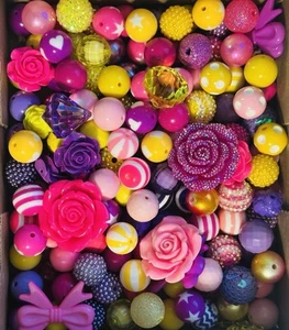 Lotto 150+ perline e ciondoli gomma da masticare 20 mm fiocchi strass viola giallo rosa - Foto 1 di 3