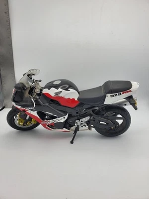 Ray Racing 1:6 Honda CBR 929 RR Erion Racing Diecast Motorcycle - Image 1 of 4