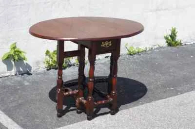 Mesa auxiliar de comedor plegable de nogal jacobeo inglés del siglo XIX, Foto 1 de 4