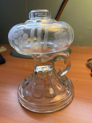 Antigua lámpara de aceite de vidrio prensado grabada a mano con sujeción para el pulgar transparente - americana Foto 1 de 4