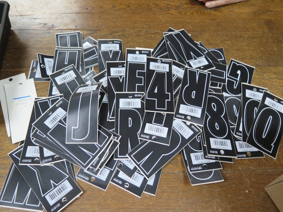 LOTE VENTA - ¡MÁS DE 40! Hillman 3" letra número blanco y negro pegatina letras 75 mm Foto 1 de 4