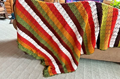 Manta de ganchillo afgana hecha a mano a rayas multicolores vintage 91”x52” color retro Foto 1 de 4