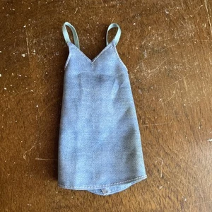 Barbie Puppe hellblau Kleid Faux Denim kurz ärmellos Fashionista Play n Wash - Bild 1 von 2