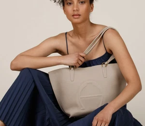 $298 NWT ETIENNE AIGNER LEATHER ADELINE LOGO TOTE SHOULDER BAG DOVE - Picture 1 of 4