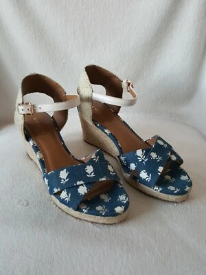 Sandalia de cuña alpargata de mezclilla rígida floral azul/tiza COACH talla 7,5 M (K Foto 1 de 4