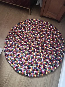 Una Living Parrot Filzkugelteppich, bunt, 90cm Durchmesser - Bild 1 von 4