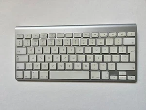 tastiera bluetooth apple argento usa 3 batterie AA perfettamente funzionante - Foto 1 di 2