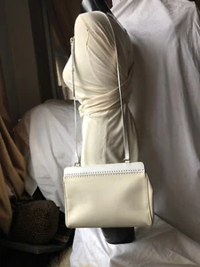 Preciosa bandolera/cartera blanca crema y crema Salvatore Ferragamo LUJO italiana - Imagen 1 de 12
