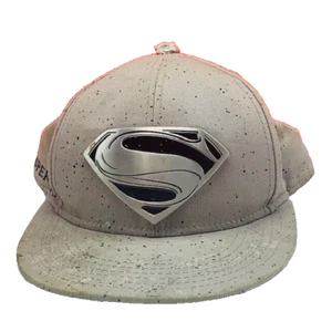 Sombrero Superman Gorra Hombre Acero Edición Limitada Metal Emblema DC Comics Zod Punto Plata - Imagen 1 de 4