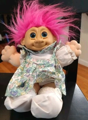Muñeca Troll Pelo Rosa 11" Con Vestido Años 90 Nostalgia Vintage Russ Foto 1 de 4