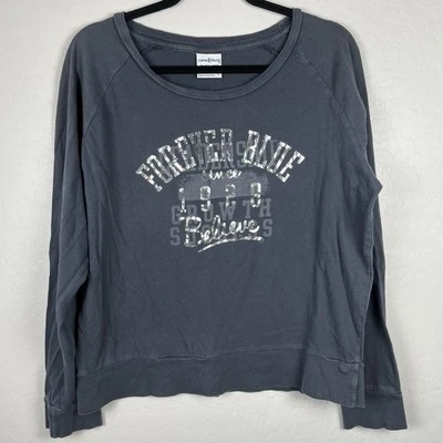 Camiseta manga larga FFA para mujer talla grande Forever Blue 1928 Believe azul oscuro gris Foto 1 de 4