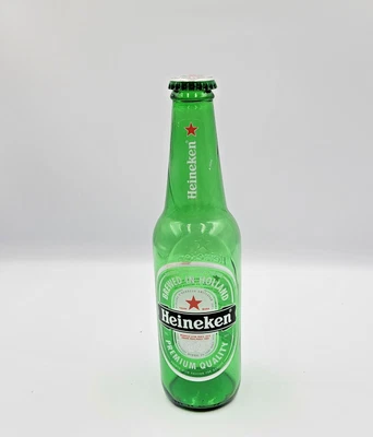 Зеленая стеклянная пивная бутылка Heineken с крышкой — первоклассное голландское пиво - Изображение 1 из 4