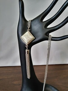 Collar para mujer NOS diseñado por Toni genuino blanco howlita y borla tono plata - Imagen 1 de 8