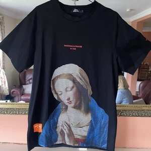 New Prevalent Hunter “MADONNA in PRAYER” T-Shirt LARGE EXCELLENT CONDITION! - Picture 1 of 7