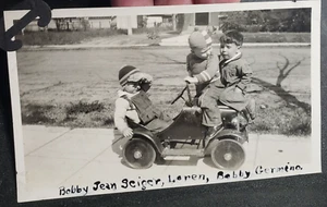 Foto antica auto a pedali Bobby Jean Seiger Loren Germino ragazzi anni '30? - Foto 1 di 3