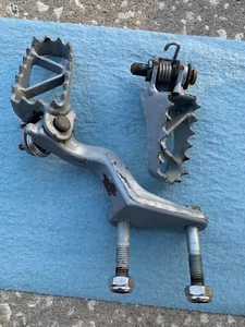 KTM 640 2001 LC4 01 Footpegs W Peg Mount Pins Springs - Picture 1 of 4