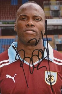 FOTO RETRATO 6x4 firmada por Andre Bikey de Burnley + certificado de autenticidad - Imagen 1 de 1