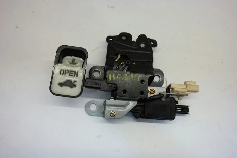 Actuador de cierre de maletero Mazda RX8 2004  Foto 1 de 4
