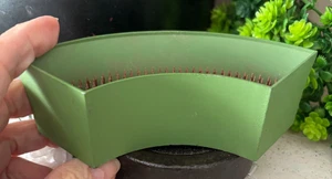 Broche vintage 5,25" CURVÉE en métal moulé pointe FLEUR GRENOUILLE PRÉSENTOIR zinc vert grand LOURD - Photo 1/9