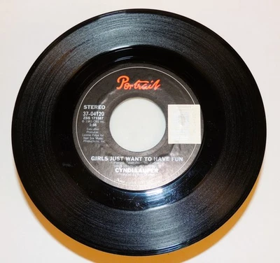 Cyndi Lauper (3) 45s-Girls Just Wanna Have Fun, Goonies, Hole In My Heart N.MINT - Imagem 1 de 4