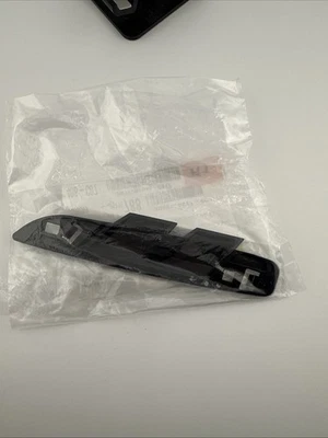 全新奥迪 RS5 8W6 前右挡泥板 Air Vent Grille Bracket 8W6853238 原始设备制造商 — 第 1/2 张图片