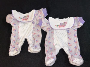 2er Set Vintage Kohl Aufnäher Kinder Outfit Schlafanzug Pyjamas Herzen Schleifen EUC - Bild 1 von 7