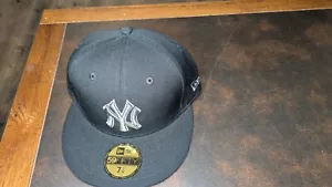 Gorra de béisbol New York Yankees New Era 59Fifty ajustada talla 7 1/4 met on negra - Imagen 1 de 4