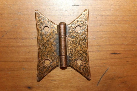 Vintage Butterfly Colonial 2" x 2-1/2" Hammered Copper Finish Cabinet Hinge P-31 Cover