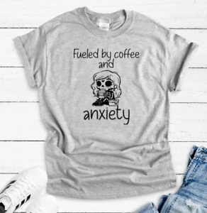 Camiseta gris manga corta unisex Fueled By Coffee and Anxiety - Imagen 1 de 2