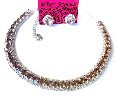 Lavanda PÚRPURA Estrás Gargantilla Betsey Johnson Declaración Collar Pendientes CONJUNTO Foto 1 de 4