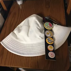 WOMEN OR MEN WHITE BUCKET HAT NO BOUNDARIES WITH STRIP OF 5 DIFFERENT PINS NEW - Picture 1 of 7